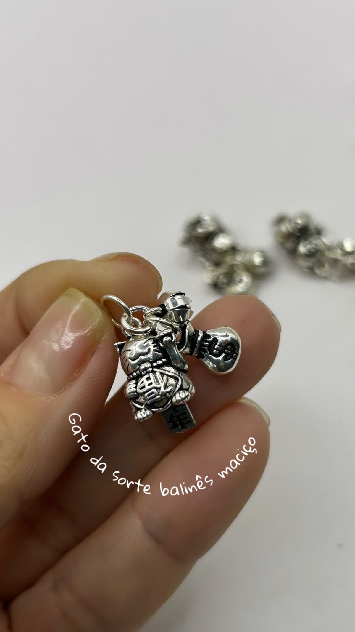 Pingente gato da sorte com flor maciço prata bali 925